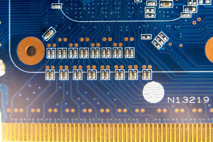 Foto resistores na placa de circuito impresso azul pcb