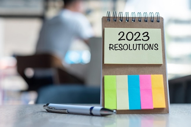 Resolución de 2023 palabra en papel de nota con lápiz sobre mesa de madera estrategia solución objetivo negocio Año Nuevo Nuevo Usted y felices conceptos de vacaciones