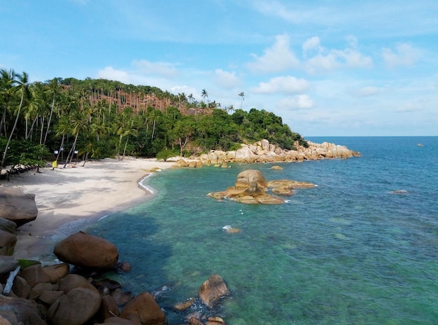 Resort auf einer tropischen Insel im Meer Palmen am Strand Klares Wasser Traumurlaub