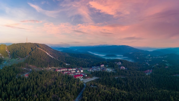 Resort complexo de hotéis no vale das montanhas rhodope sob vista panorâmica do céu nublado e ensolarado