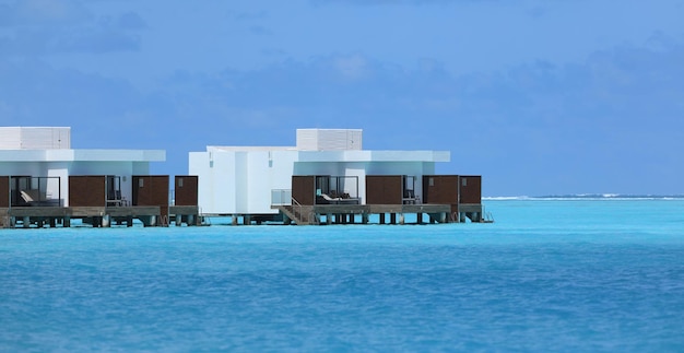 Resort-Cottages auf dem Wasser auf den Malediven