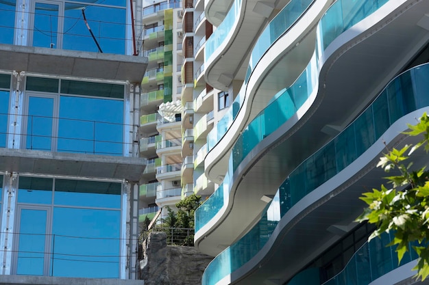 Resort hotel moderno contra el cielo azul