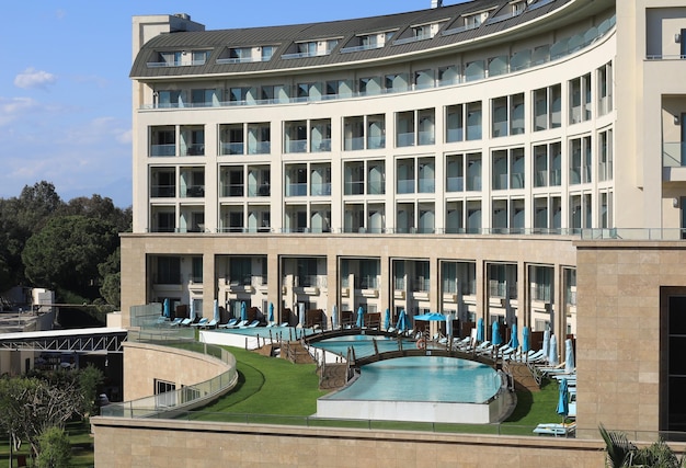 Resort-Hotelgebäude im Sommer