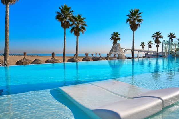 Resort Infinity Pool in einem Strand mit Palmen