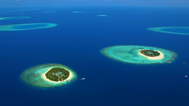 Resort de islas en el Océano Pacífico y los contornos de volcanes en el agua