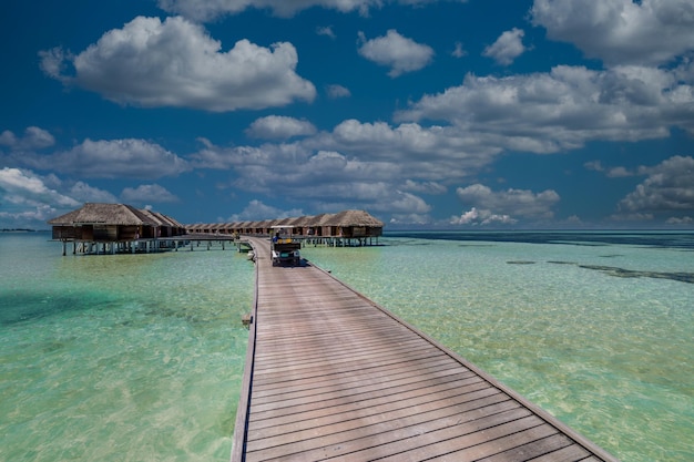 Resort de lujo en Maldivas Water bungalows villas con un largo muelle de madera sobre una increíble laguna oceánica