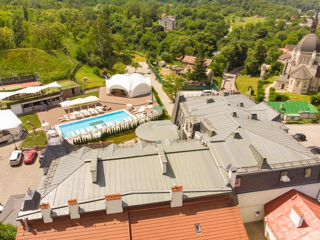 Resort de lujo con piscina en vista aérea del bosque