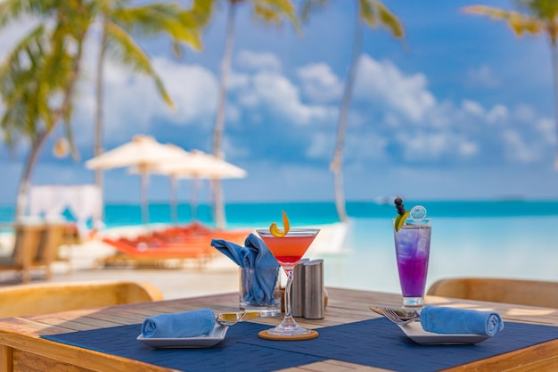 Resort de lujo relajarse junto a la piscina restaurante de playa al aire libre isla tropical café bar bebidas comida