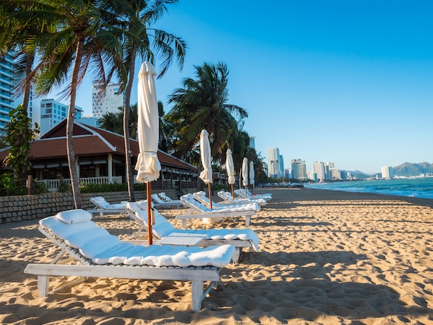 Resort de lujo con sillas y sombrillas para las vacaciones de verano.