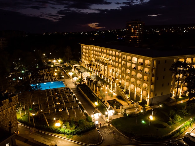 Resort luxuoso de verão, vista aérea de cima, vista noturna de drone do hotel e da marina marítima na Bulgária