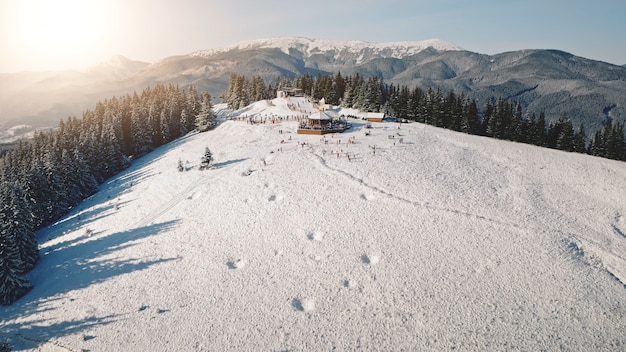 Resort de sol aéreo en el hito de los turistas del bosque de montaña en la helada del paisaje de la naturaleza y la nieve en el soleado