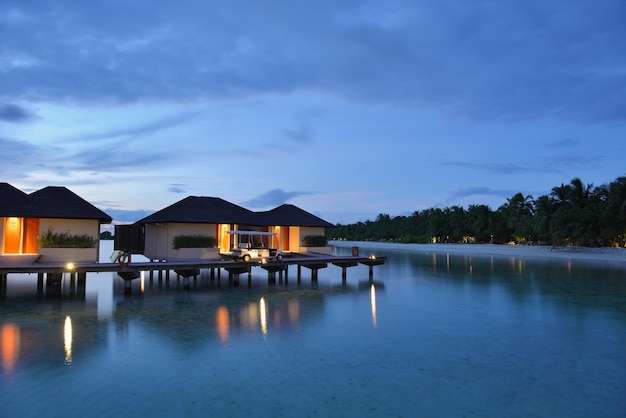 Resort de villas de agua tropical en la isla de Maldivas en vacaciones de verano