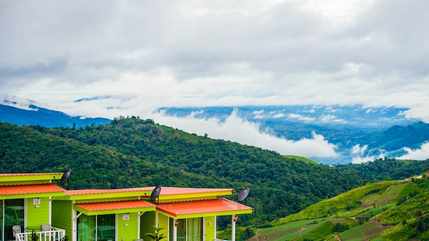 Resorts y cabañas en la montaña con puesta de sol en la mañana desde el punto de vista, Phu Thap Boek