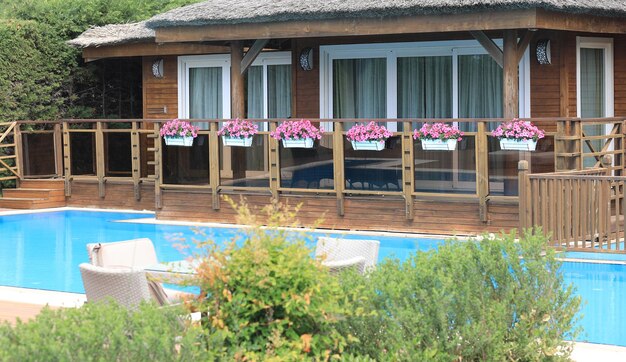 Resortvillen mit Pool im Sommer