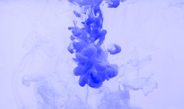Respingo abstrato de tinta água de tinta azul macia