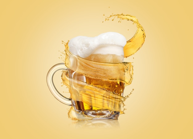 Respingo amarelo espiral voador criativo aroung caneca de vidro cheio de cerveja gelada fresca com espuma espessa sobre um fundo amarelo claro, copie o espaço.