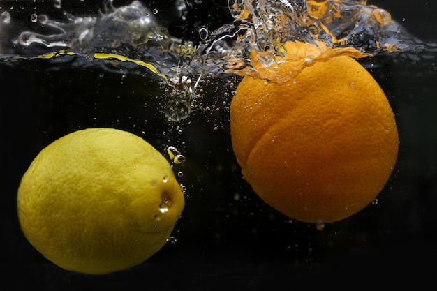 Respingo de água com frutas limão laranja