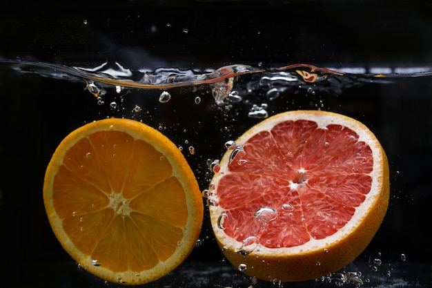 Respingo de água com frutas limão laranja