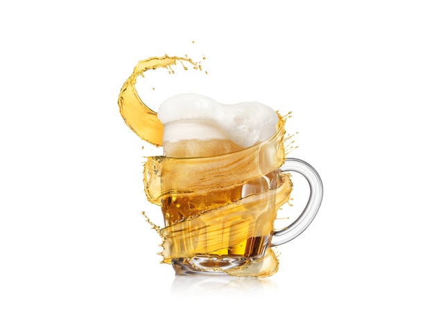 Respingo de espiral de cerveja âmbar em torno da caneca de vidro cheia de bebida fresca com espuma espessa em um fundo branco, copie o espaço.