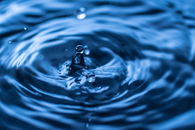 Respingo de gota d'água em copo de cor azul