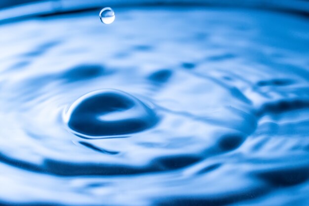 Respingo de gota d'água em copo de cor azul