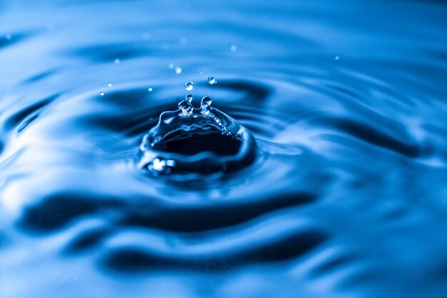 Respingo de gota d'água em copo de cor azul