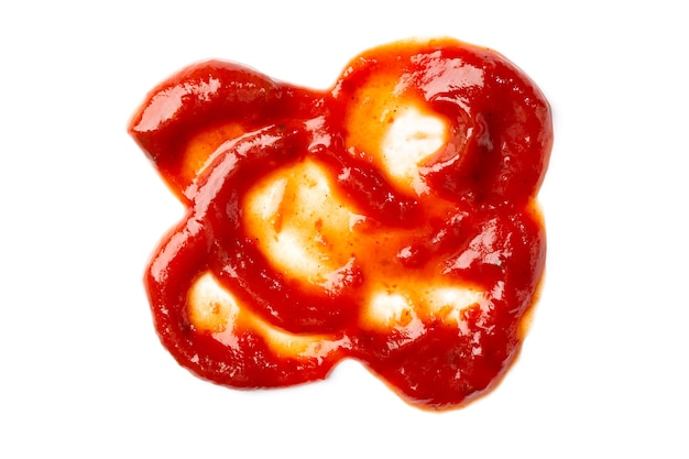 Respingo de ketchup vermelho isolado no fundo branco. molho de tomate manchado de textura abstrata de poça.