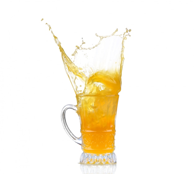 Respingo de suco de laranja em vidro isolado no branco