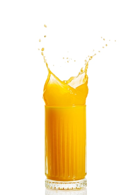 Respingo de suco de laranja isolado em um copo branco de suco de laranja espirrando de perto foto de stock