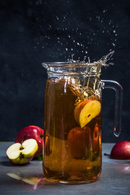 Respingo de suco de maçã com pedaço de maçã