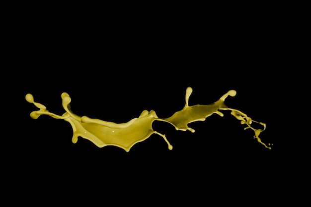 Respingo de tinta amarela isolado no fundo preto