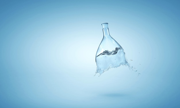 Respingos de água da garrafa de vidro. Mídia mista