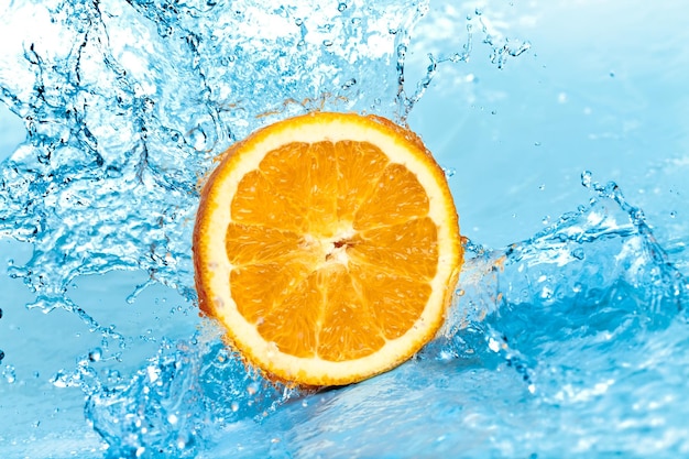 respingos de água doce na laranja