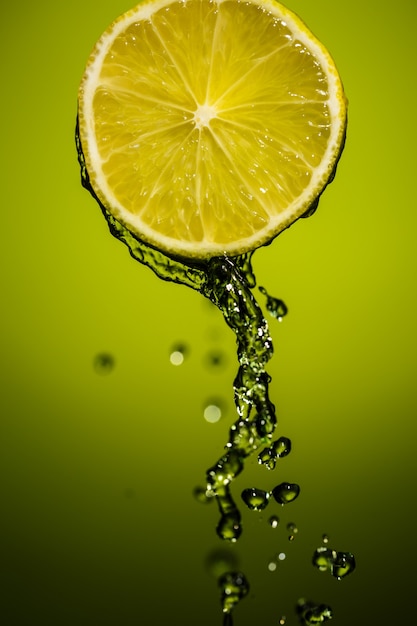 Respingos de água em fundo verde de limão isolado