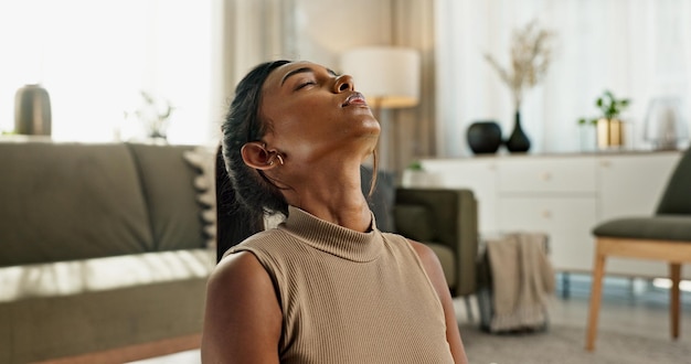 Respiração de ioga e estiramento de mulher na sala de estar da casa com meditação calma no apartamento Exercício holístico e menina em treino espiritual para Zen mindfulness bem-estar e estresse de saúde mental