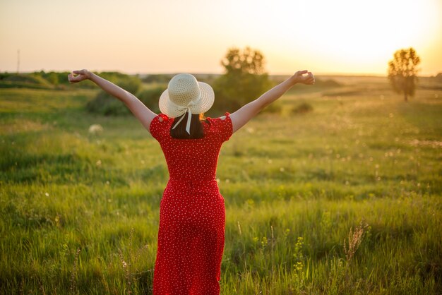 Respiración, mujer con manos levantadas disfrutando del sol en el campo