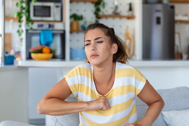 Respiración problema respiratorio ataque de asma presión dolor en el pecho golpe de sol mareos concepto retrato de mujer recibió insolación en un clima caluroso de verano tocando su frente