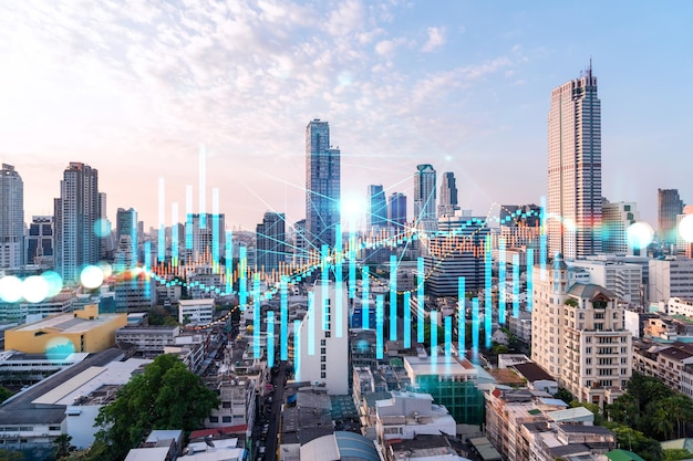 Resplandeciente gráfico FOREX holograma aéreo panorámico paisaje urbano de Bangkok al atardecer Comercio de acciones y bonos en Asia El concepto de gestión de fondos Doble exposición