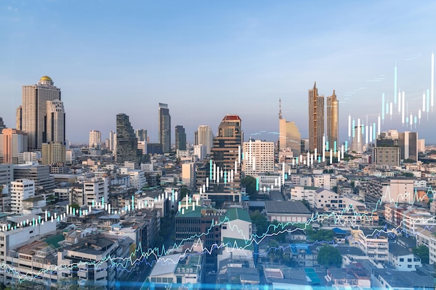 Resplandeciente gráfico FOREX holograma paisaje panorámico aéreo de Bangkok al atardecer Comercio de acciones y bonos en el sudeste asiático El concepto de gestión de fondos Doble exposición