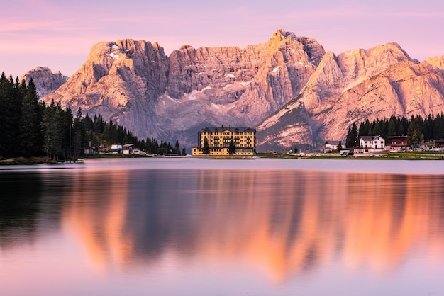 Resplandecientes picos de las montañas Dolomitas al amanecer sobre el lago Misurina en Italia