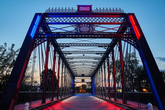 El resplandor del atardecer en el iluminado puente de Wells Street en Fort Wayne