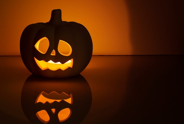 Resplandor de calabaza de Halloween sobre un fondo oscuro, vacaciones