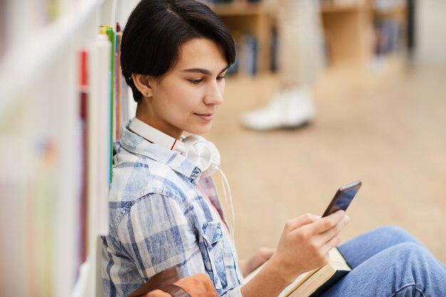 Responder mensaje en el teléfono en la biblioteca