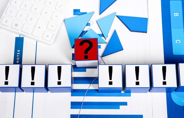 Respuestas a consultas financieras Cubos con signos de interrogación y exclamación Calculadora y gráficos Preguntas frecuentes en estadísticas empresariales y áreas económicas