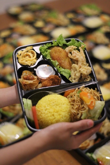 Foto restauração de alimentos caixa de frango frito arroz com legumes e legumes frescos