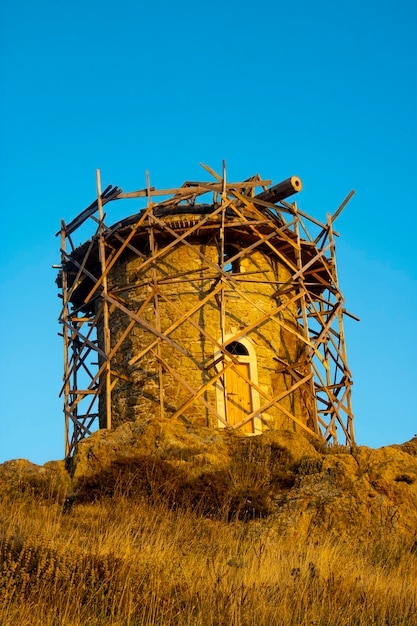 Foto restauração de antigas estruturas de um velho moinho de vento