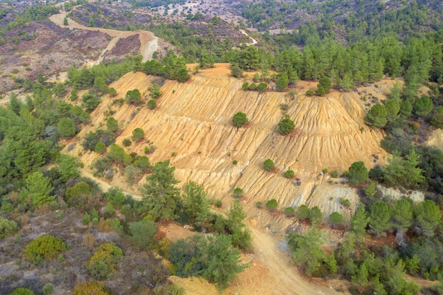 Restauración de la antigua mina de cobre a cielo abierto Chipre Restauración del bosque sobre vertederos de desechos mineros