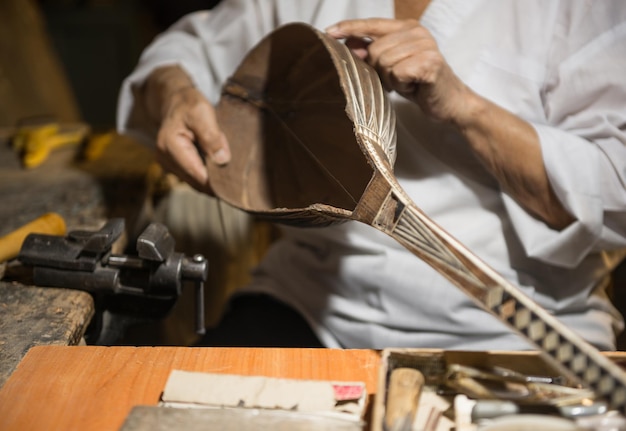 Restauración de instrumentos musicales.