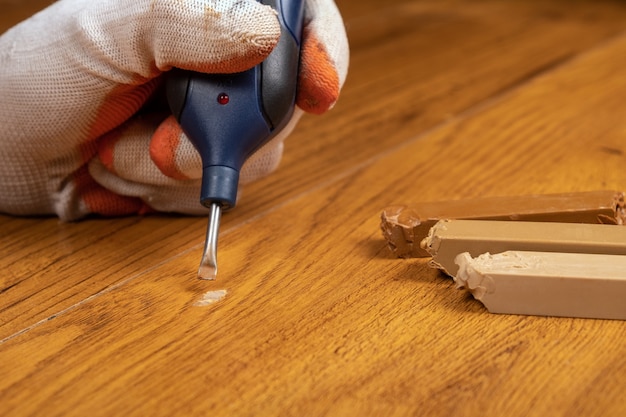 Restauración y reparación de laminado y parquet con cera ...