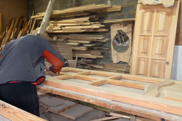 Restauración y reparación de puertas en taller